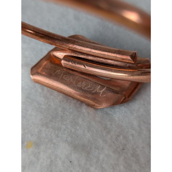 Copper bangle closed must fit over knuckles not more than ,7 .25'.Heavy gauge - Picture 4 of 7